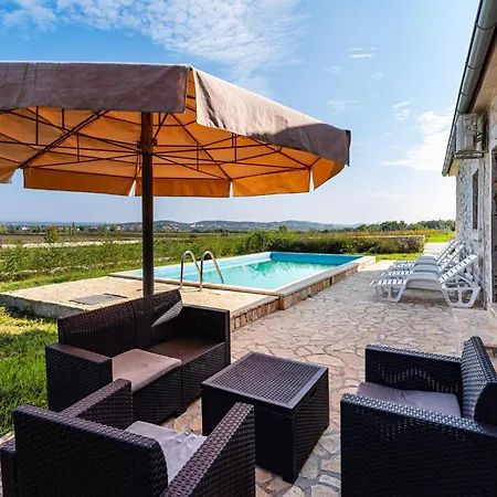 Ferienhaus 4 Bedroom In Lisane Tinjske