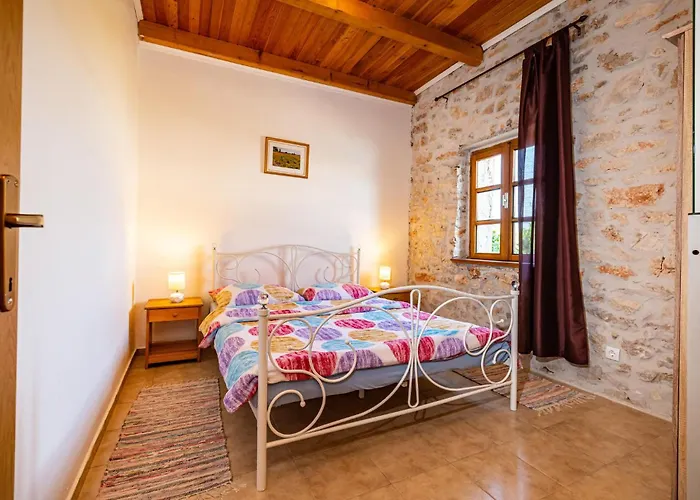 Casa de Férias Four-bedroom In Lisane Tinjske