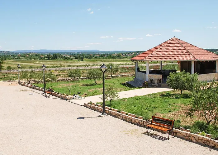 Дом отдыха Four-bedroom In Lisane Tinjske