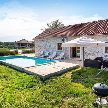 Four-bedroom In بيت للعطل