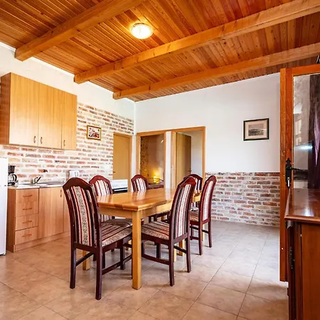 Feriehus Four-bedroom In Lisane Tinjske