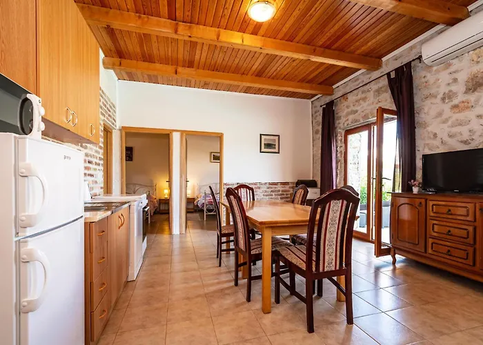 Four-bedroom In Holiday home Lisane Tinjske