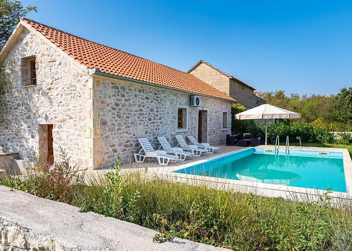 Four-bedroom In Lisane Tinjske