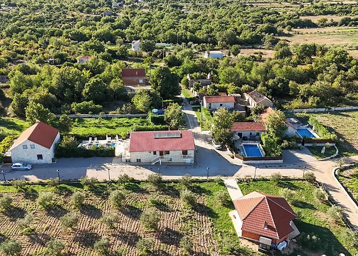 Four-bedroom In Dom wakacyjny Lisane Tinjske